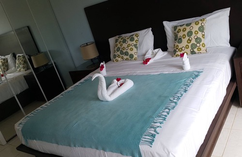 Discovery Bay House | Aloe Ville. Ocean Breeze From The Tropical Scenery.