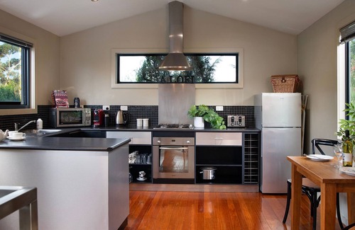 Hepburn House | Romantic Getaway at Alofi: Pet-Friendly & Breakfast Included