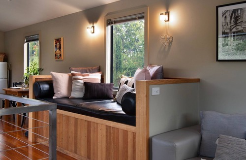 Hepburn House | Romantic Getaway at Alofi: Pet-Friendly & Breakfast Included
