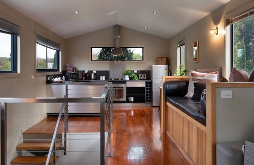 Hepburn House | Romantic Getaway at Alofi: Pet-Friendly & Breakfast Included