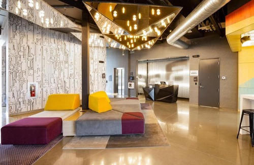 Montopolis Hotel | Stylish Aloft Austin Airport: Pet Friendly & Pool Access