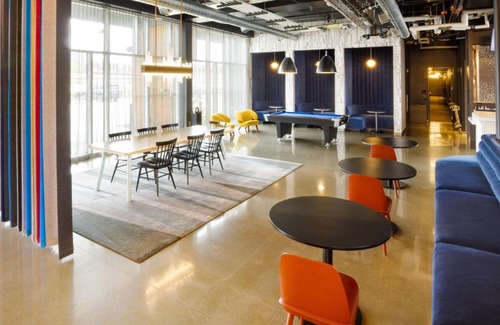 Montopolis Hotel | Stylish Aloft Austin Airport: Pet Friendly & Pool Access