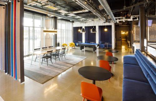 Montopolis Hotel | Stylish Aloft Austin Airport: Pet Friendly & Pool Access