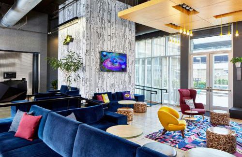 North Burnet Hotel | Discover Aloft Austin at The Domain: Pet-Friendly & Poolside