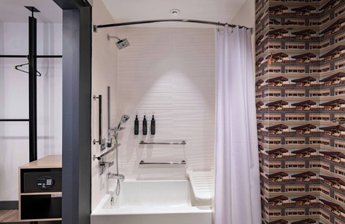 East Oak Hill Hotel | Experience Comfort at Aloft Austin Southwest with Spa & Pool