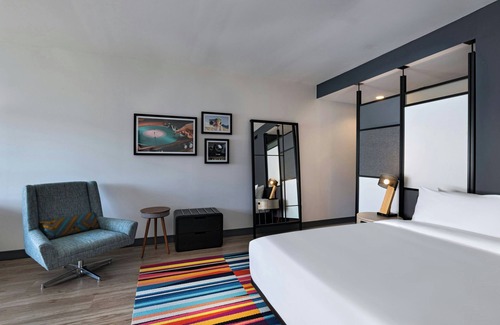 East Oak Hill Hotel | Experience Comfort at Aloft Austin Southwest with Spa & Pool