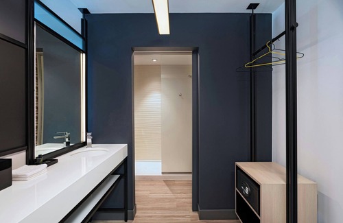 East Oak Hill Hotel | Experience Comfort at Aloft Austin Southwest with Spa & Pool