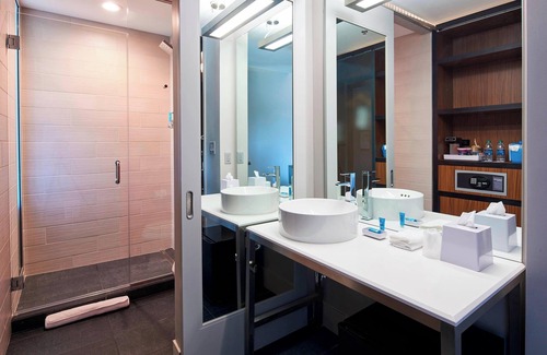 North Olmsted Hotel | Experience Comfort at Aloft Cleveland Airport - Rated 9/10