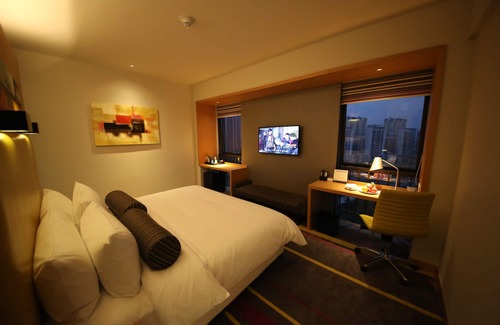 Baizhangpu Nongchang Hotel | Discover Aloft Dongguan Dynamic Town: 4-Star Serenity Awaits