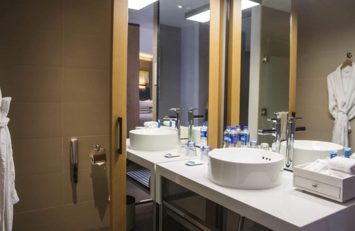 Songshan Lake Hotel | Discover Aloft Dongguan Songshan Lake: Rated 9/10 with Pool