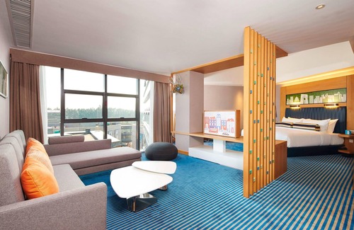 Songshan Lake Hotel | Discover Aloft Dongguan Songshan Lake: Rated 9/10 with Pool