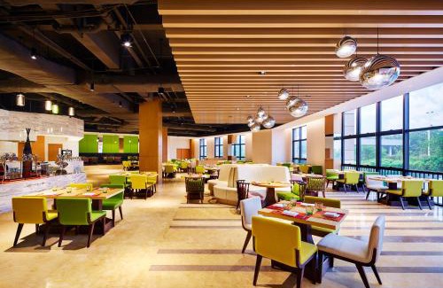 Shenzhen Hotel | Discover Aloft Dynamic Town: Pet-Friendly & Poolside Haven