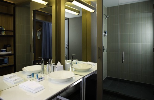 Ashwaubenon Hotel | Relax at Aloft Green Bay: Rated 8.8 with Pool & Spa