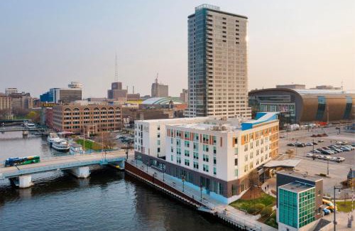 Westown Hotel | Explore aloft Hotel Milwaukee Downtown: Pet-Friendly & Pool Access
