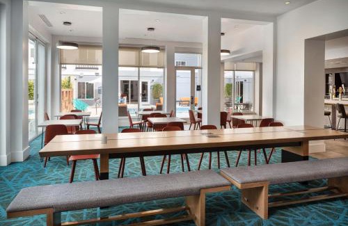 Mountain View Hotel | Pet-Friendly Retreat at Aloft Mountain View with Ocean Views
