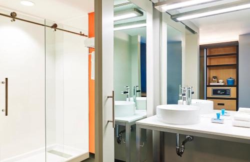 South Bend Hotel | Inviting Aloft South Bend: Pet-Friendly Stay with Pool