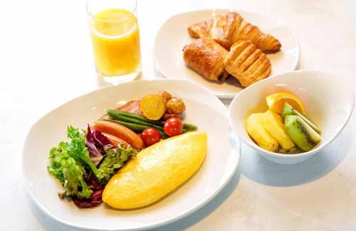 Ginza Hotel | Stylish Aloft Tokyo Ginza: Family-Friendly with Pool Access