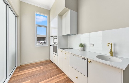 Mount Gambier House | Inviting Aloha Central Platinum Apartment with Breakfast