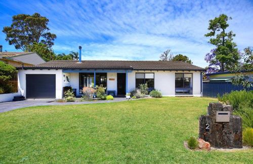 Shoalhaven Heads House | Cozy Aloha Retreat: Pet-Friendly, Near Berry & the Beach