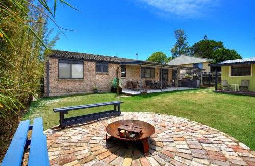 Shoalhaven Heads House | Cozy Aloha Retreat: Pet-Friendly, Near Berry & the Beach