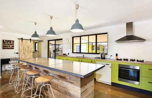 Shoalhaven Heads House | Cozy Aloha Retreat: Pet-Friendly, Near Berry & the Beach