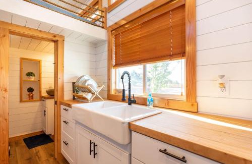 Apple Valley House | Cozy Aloha Tiny Home: Child-Friendly Retreat Awaits!