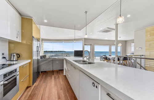 Waterhouse Apartment | Oceanfront Aloha Waterfront Properties with Breakfast Included