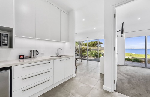 Waterhouse Apartment | Oceanfront Aloha Waterfront Properties with Breakfast Included