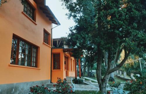 San Carlos de Bariloche Bed & Breakfast | Discover Alojamiento Los Alelies: Family & Pet Friendly Stay