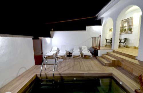 Padul House | Pet-Friendly Getaway at Alojamiento El León with Pool