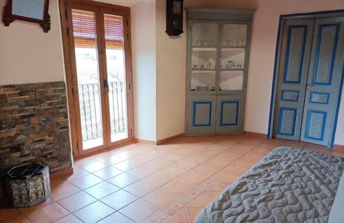 Sant Climent Sescebes Apartment | Family Retreat with Fireplace in Alt Empordà - Oceanfront Stay