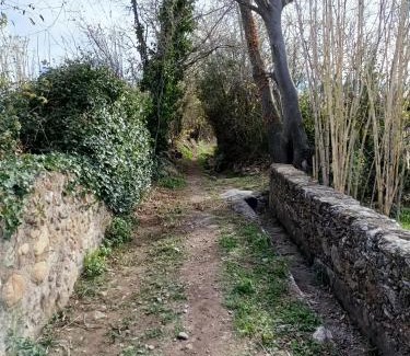 Sant Climent Sescebes Apartment | Family Retreat with Fireplace in Alt Empordà - Oceanfront Stay