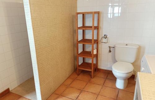 Sant Climent Sescebes Apartment | Family Retreat with Fireplace in Alt Empordà - Oceanfront Stay
