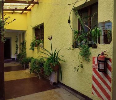 Uyuni House | Budget-Friendly Alojamiento la Gran Estación with Breakfast