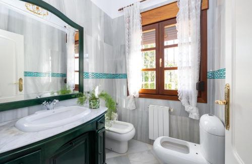 Baza Villa | Discover a Luxurious Rural Retreat with Pool and Hot Tub
