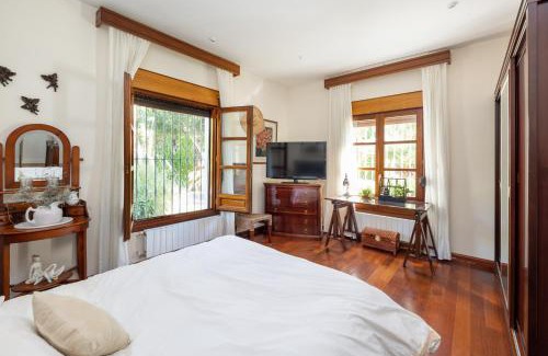 Baza Villa | Discover a Luxurious Rural Retreat with Pool and Hot Tub