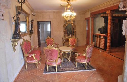 Valdepenas Hotel | Cozy Alojamiento Rural Los Delfines - Pet-Friendly Retreat