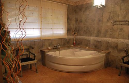 Valdepenas Hotel | Cozy Alojamiento Rural Los Delfines - Pet-Friendly Retreat