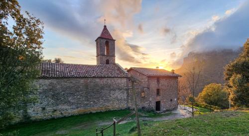 Rupit I Pruit Apartment | Inviting Allotjament Sant Joan de Fabregues with Breakfast
