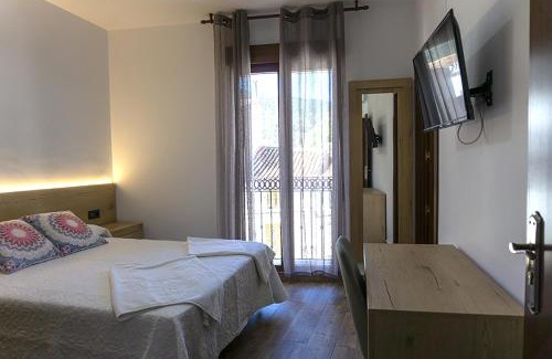 Ayna House | Experience Rural Comfort at Alojamientos Rurales Entre Rocas