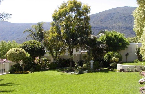 Somerset East House | Cozy Aloma House: Pet Friendly with Pool and Kitchen Amenities