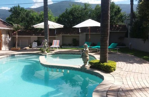 Somerset East House | Cozy Aloma House: Pet Friendly with Pool and Kitchen Amenities