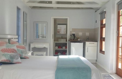 Somerset East House | Cozy Aloma House: Pet Friendly with Pool and Kitchen Amenities
