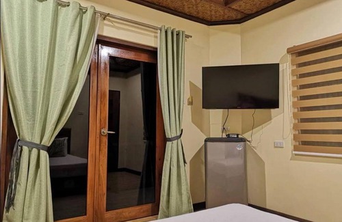 Tawala Resort | Guest Rated Alona Vikings Lodge 2 with Breakfast & Accessibility