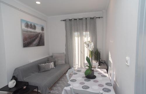 Karlovassi House | Family-Friendly Retreat at Alonaki Home Awaits You