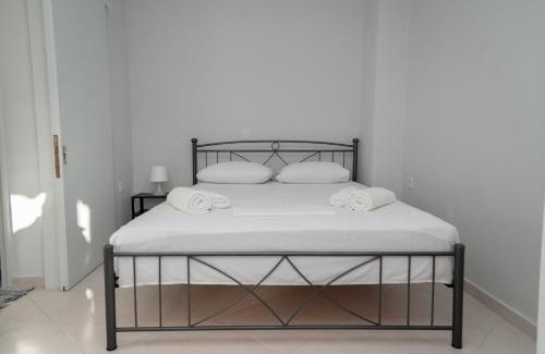 Karlovassi House | Family-Friendly Retreat at Alonaki Home Awaits You