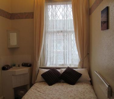 Blackpool Town Center Bed & Breakfast | Cozy Alondra Hotel: Family-Friendly with Top-Rated Service