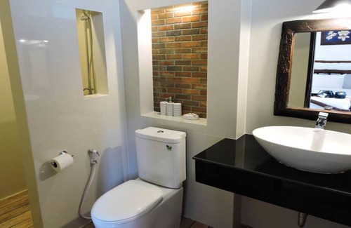 Khanom Hotel | Relax at Alongkot Beach Resort Khanom with Family-friendly Amenities
