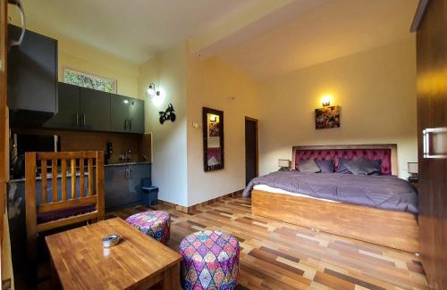 Old Manali Hotel | Top-Rated Alooma Cafe and Homestay with Breakfast Included