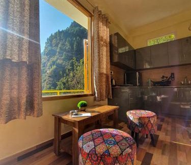 Old Manali Hotel | Top-Rated Alooma Cafe and Homestay with Breakfast Included